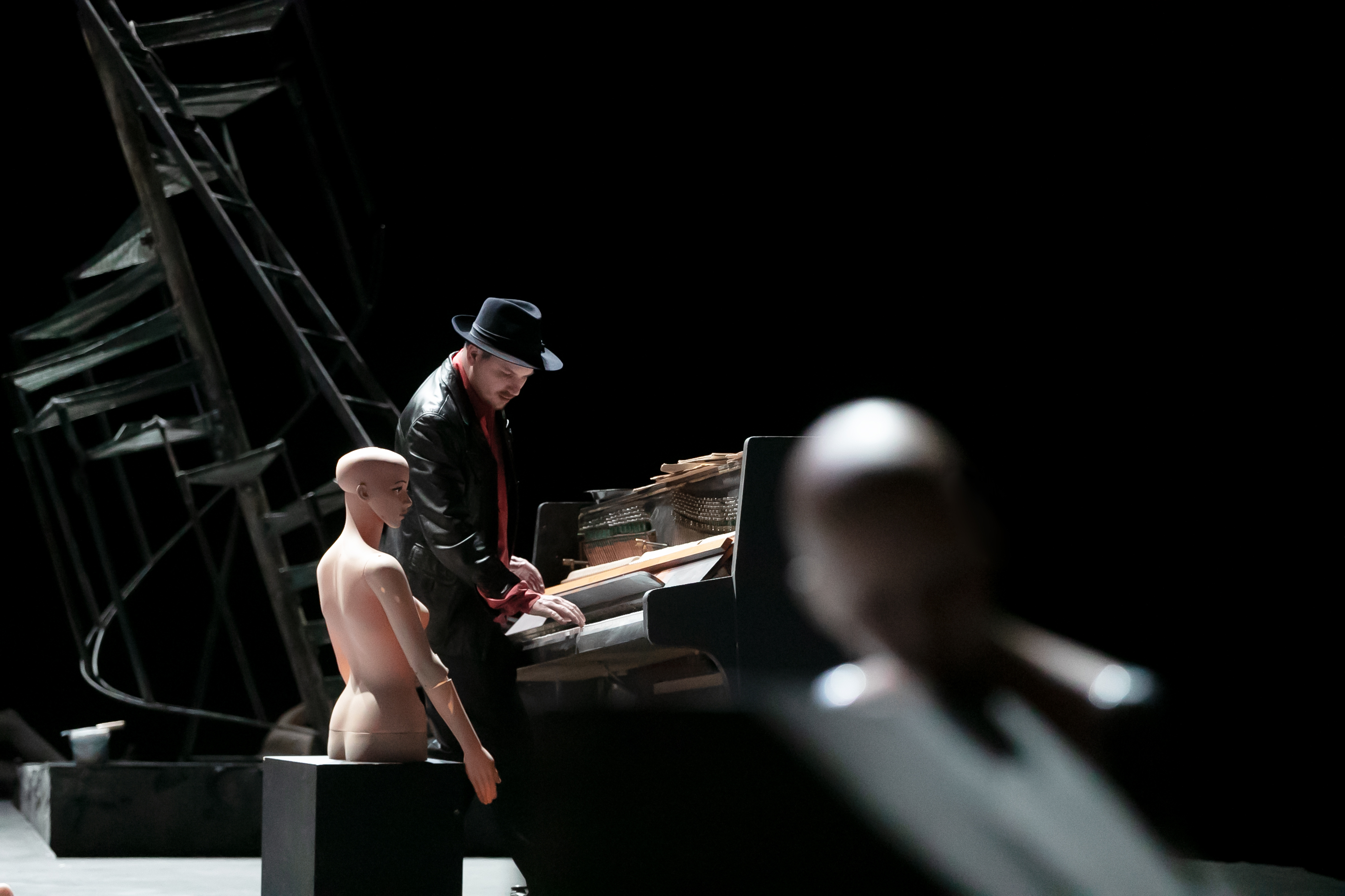 Ein Schauspieler auf einer Bühne am Klavier.